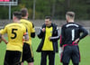 Greif-Trainer Tomasz Grzegorczyk schwört seine Mannschaft beim Training auf das Pokalspiel gegen die Profis von Hansa Rostock ein.