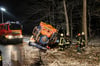 Mit Baumstämmen sicherten Feuerwehrleute aus Annenwalde und Templin das verunglückte Winterdienstfahrzeug, damit es nicht weiter einsacken konnte und womöglich noch umkippte.