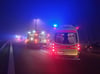 Rettungsfahrzeuge stehen nach einem Unfall auf der Bundesstraße 5 westlich von Berlin. Bei dem Unfall auf der B5 bei Dallgow-Döberitz ist ein Familienvater aus dem Wagen ausgestiegen – und überrollt worden.