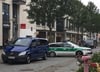 Mitarbeiter und Fahrzeuge des Zolls standen am Dienstag unweit einer Baustelle am Neubrandenburger Marktplatz.