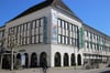 Das Kaufhof-Warenhaus mitten in Neubrandenburg feiert im nächsten Jahr seinen 60. Geburtstag. Die Verhüllung aber stört den Schöpfer des Gebäudes.