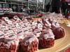 Die 100 AWO-Muffins auf der Jubiläumsfeier am Platz vor dem Prenzlauer Kino waren in den Farben des Vereins gehalten.