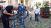 Kräftig graviert wurde am Dienstag auf dem Malchiner Marktplatz. Mehr als 60 Fahrräder bekamen einen Sicherheits-Code.