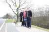 Elke, Erika und Fred Hildebrandt (von links) verbringen viel Zeit an der Bushaltestelle in der Nähe von Hardenbeck.