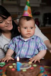 Kuchen essen mit Mama: Viel mehr Trubel brauchen Kinder bei ihrer ersten Geburtstagsfeier nicht.