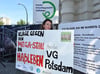 Umweltaktivisten und Tierschützer machten ihren Widerstand vor dem Verwaltungsgericht deutlich.