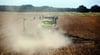 Agrarminister Till Backhaus (SPD) hat angesichts der aktuellen Trockenheit vor Staubstürmen über Feldern gewarnt.