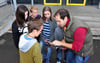Der Schulsozialarbeiter Jörg Hanselmann (rechts) erklärt Kindern) die Regeln für Geocaching.