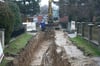 Trotz Schmuddelwetter gehen die Bauarbeiten am 1. Siedlungsweg und am angrenzenden Grünen Weg in Strasburg weiter. Im Grünen Weg (Foto) werden die Leitungen für die Wasserver- und Abwasserentsorgung und anschließend die Straße erneuert.