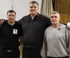 NBAC-Präsident Alexander Kerisev, Faustkampf-Riese Evgeny Orlov und Box-Trainer Lutz Gottschalk (von links).  FOTO: Roland Gutsch