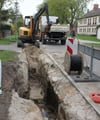 In der Kastanienstraße in Salow (Gemeinde Datzetal) wird die Straße aufgebaggert. Im Dorf wird ein Wärmenetz aufgebaut.  FOTO: Anett Seidel