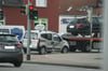 Erheblicher Sachschaden an zwei Autos blieb nach dem Zusammenstoß in Neubrandenburg zurück.