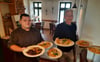 Betreiber Michael Piletzki (rechts) hat für den Neustart im Restaurant „Hof Kokurin“ in Naugarten keinen neuen Koch gefunden. Also muss dreimal die Woche sein Mitarbeiter Pierre Fuhlbrücke, der eigentlich im Lokal „Schiefe Ebene“ in Neustrelitz am Herd steht, mit ihm nach in die Uckermark fahren.