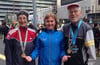 Irina Mikitenko (Mitte) begleitete Doris und Helaman Krause zu ihrem Marathon-Start in Tokio. Um den Hals trägt der Prenzlauer die begehrte Medaille.