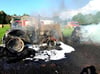 Auf einer Wiese zwischen Hanshagen und Gladrow brannte am Donnerstag ein Traktor wegen eines technischen Defekts völlig aus.