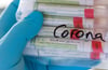 Eine Mitarbeiterin des Bildungsministeriums Mecklenburg-Vorpommern ist mit dem Coronavirus infiziert. Mehrere Kollegen sind in Quarantäne.