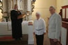 Renate und Jürgen Kurtze überreichten Pfarrerin Katja Schmiedeke am Sonntag beim Gottesdienst die gestiftete Bibel.