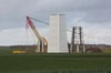 Die ersten Segmente der neuartigen Windkraftanlage werden bei Kleptow montiert.