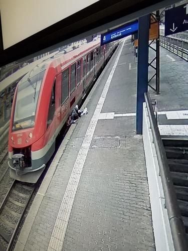 Mann Stürzt Zwischen Waggon Und Bahnsteigkante