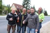Bauleiter Matthias Braun (vorn rechts) und seine Mannen von der Firma Ruff haben an der Kleptower Ortsdurchfahrt Schweiß und Nerven gelassen. Am Ende aber waren sie hochzufrieden.