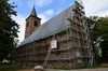 In dieser Woche erfolgten sämtliche Vorarbeiten, um das Dach der Brüssower Kirche eindecken zu können. Am Sonntag kann dann der Dachstuhl von innen besichtigt werden. Ab Montag erfolgt die Eindeckung mit Biberschwänzen.