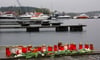 Familie, Freunde und Betroffene haben im Warener Hafen Blumen und Kerzen für die Opfer des Unglücks niedergelegt.