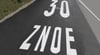"30 Znoe” statt "30 Zone” steht in Pforzheim auf einer Straße.