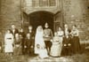 Hochzeitsgesellschaft aus dem Jahr 1918: Getraut hat sich dieses Paar in der Prenzlauer Marienkirche.