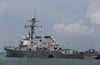 Der US-amerikanische Lenkwaffenzerstörer USS John S. McCain wurde an seiner Backbordseite beschädigt.