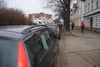 In der kurzen Sackgasse am Anfang der Ihlenfelder Straße parken die Fahrzeuge zum Ärger der Anwohner dicht an dicht.