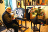 In seinem Neustrelitzer Atelier arbeitet Joachim Lautenschläger gerade an einem Blumen-Stilllleben.