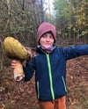 Johann entdeckt Riesenpilz im Wald bei Neustrelitz
