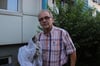 Kurt Kadow, Chef des Tierschutzvereins, mit der geretteten Katze aus der Oststadt.