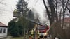In der Ringstraße drückte der Sturm am Sonnabend einen großen Nadelbaum gefährlich Richtung Haus. Feuerwehrleute zerlegten den Baum sauber und schnell.