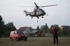 Ein Hubschrauber der Polizei unterstützt aus der Luft den Einsatz.