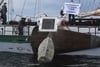 Greenpeace-Aktivisten versenkten vom Greenpeace-Schiff „Beluga II” aus vor der Ostsee-Insel Rügen große Granitblöcke im Meer.