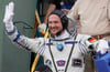 Er hat wieder Boden unter den Füßen: Alexander Gerst ist sicher von der Raumstation ISS zurückgekehrt.