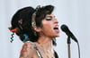 Die britische Sängerin Amy Winehouse singt während eines Auftritts. Jetzt wurden einiger ihrer Kleidunugsstücke versteigert.