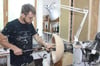 Max Strack lässt an der Drechselbank unter anderem Lampenschirme aus Holz entstehen.