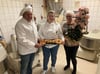 Bäckermeister Jörg Reichau übergibt das Familienunternehmen nun an Tochter Nicole (Mitte) und will mit Ehefrau Marlies die gewonnene Freizeit nutzen – unter anderem für die Enkel und fürs Gärtnern.
