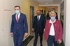 Auf Einladung von Landrätin Karina Dörk (auf dem Foto rechts) besuchten Innenminister Michael Stübgen (CDU, Mitte) und CDU-Generalsekretär Paul Ziemiak (links) das Schwedter Klinikum.