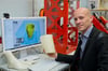 Wirtschaftsinformatiker Christian Zagel zeigt den Entwurf einer Beinprothese aus dem 3D-Drucker.