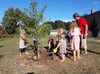 Auf dem Spielplatz in den Feldberger Klinkecken wurde vor wenigen Tagen ein Gingkobaum gepflanzt. Die Initiative dazu ging von Gemeindevertretervorsteher Werner Zimmermann aus. Er wird auch die Patenschaft für den Baum übernehmen.