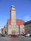 Im Rathaus von Neukölln hat ein Unbekannter zwei Mitarbeiter niedergestochen.