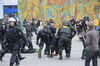 Rangeleien zwischen Polizisten und Gegendemonstranten am 1. Mai in der Oststadt.