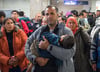 450 Flüchtlinge kamen mit einem Sonderzug an, darunter dieser syrische Vater mit seinem Sohn. Bis Montag werden hunderte weitere erwartet.