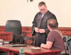Der Angeklagte Dan Schünemann und sein Pflichtverteidiger vor Verhandlungsbeginn im Sitzungssaal des Pasewalker Amtsgerichts. Er wurde freigesprochen. 