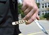 Ein Mann hat in der Rostocker Innenstadt Fußgänger mit einem Messer bedroht.