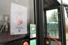 Dieser Hinweis an den Bussen der Uckermärkischen Verkehrsgesellschaft bittet Fahrgäste, die jeweils geltenden Corona-Regeln zu beachten.