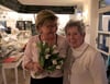 Christiane Benedix begrüßte in ihrem (Literatur-)Café Pina in Templin Iris Fenrich. Die Autorin schreibt Frauengeschichten.